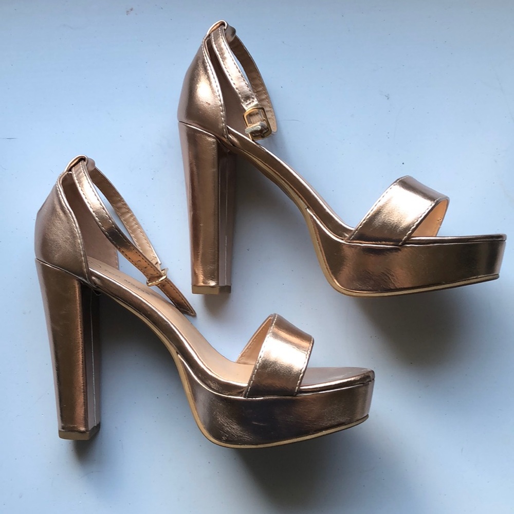 DONATED NWOT TOP Moda rose gold heels 7